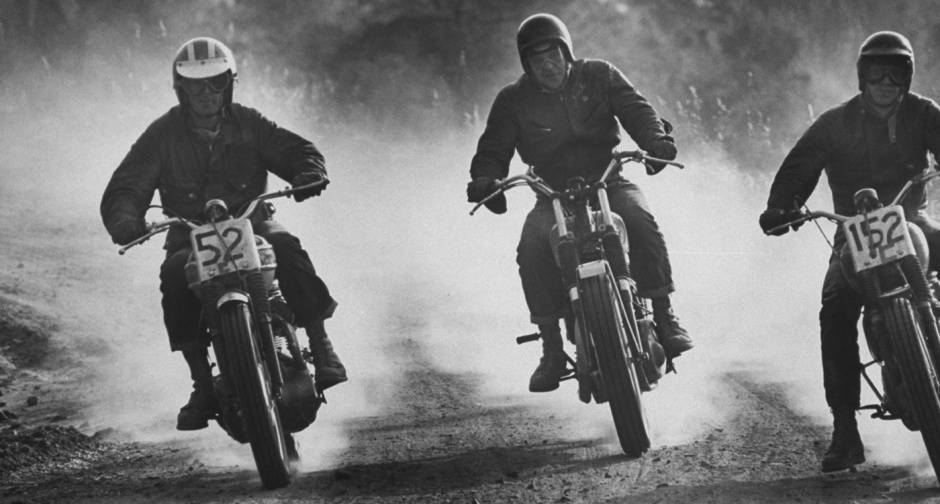 Bud Ekins (vlevo) a Steve McQueen (vpravo) na závodě v poušti Mojave roku 1963