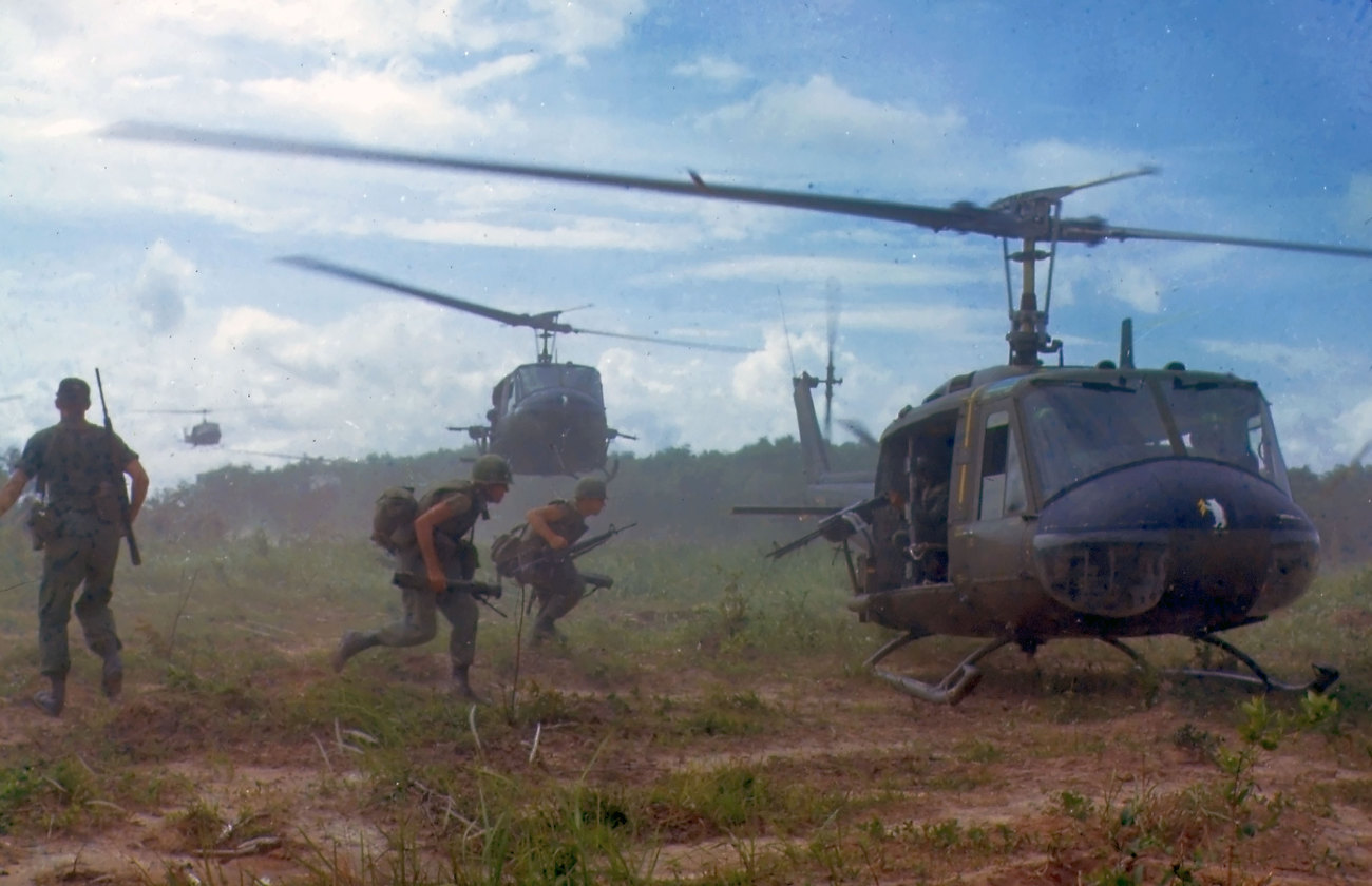 UH-1D Iroquois v roce 1966 kdesi ve Vietnamu